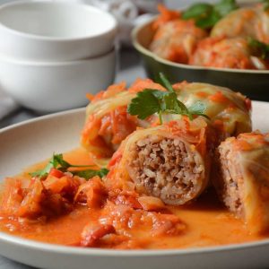 Rollitos de col blanca rellenos con carne y verduras