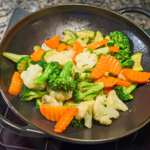 Salteado de verduras frescas de temporada