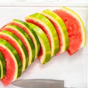 Sandía sin pepita cortada en rodajas frescas, lista para disfrutar en casa