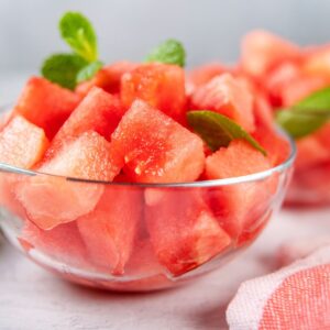 Sandía sin pepita en dados, cómoda y lista para servir como fruta fresca