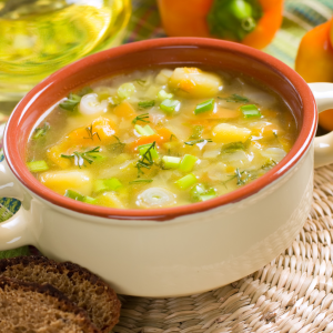Sopa casera de verduras de temporada con hortalizas frescas