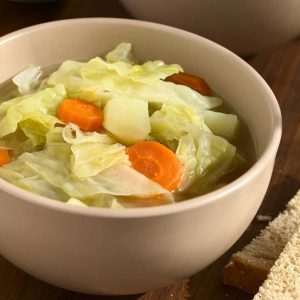 Sopa casera de col blanca con zanahorias y patata