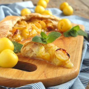 tarta casera de ciruela amarilla con fruta fresca DisfrutaOnline