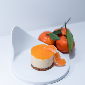 Tarta casera elaboraasda con mandarinas hoja frescas