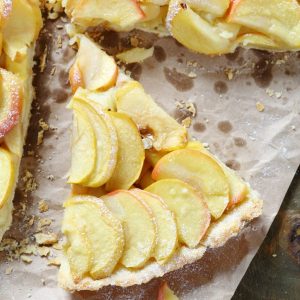 Tarta casera con láminas de manzana Ambrosia doradas al horno.