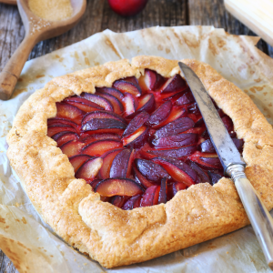 tarta casera rellena de ciruelas rojas frescas