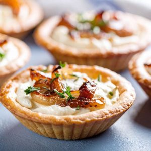 Tartaletas saladas con cebolla dulce caramelizada