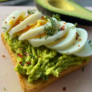Tostada integral con aguacate hass y huevo
