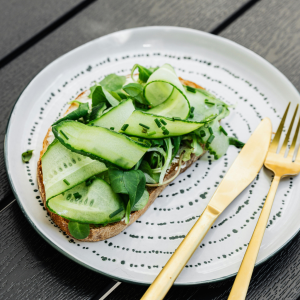 Tosta integral con pepino español y brotes verdes