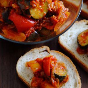 Tosta de pan con pisto tradicional saludable