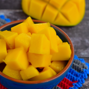 Cuenco con dados de mango recién cortado y maduro