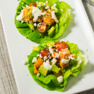 Wrap de lechuga baby con pollo crujiente, aguacate y tomate cherry