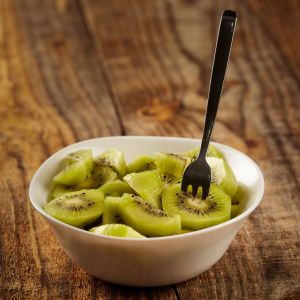 Bowl de kiwi verde zespri fresco, cortado en rodajas, fruta saludable