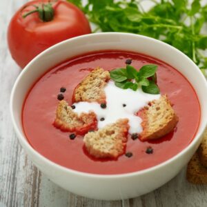 Crema fría de tomate Daniela extra con picatostes y albahaca