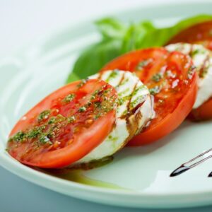 Ensalada caprese con tomate Daniela extra y mozzarella fresca