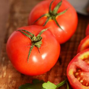 Tomate Daniela extra fresco y seleccionado sobre madera