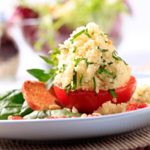 Tomate Daniela extra relleno de cuscús y hierbas frescas