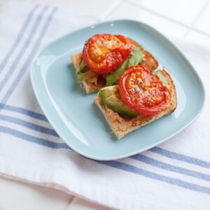 Tosta con tomate Daniela extra, hummus y aguacate