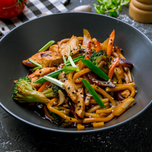 Wok de verduras de temporada con pollo