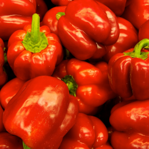 Pimientos rojos californios frescos amontonados en primer plano