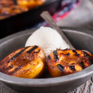 Melocotón Escola a la plancha con helado de vainilla