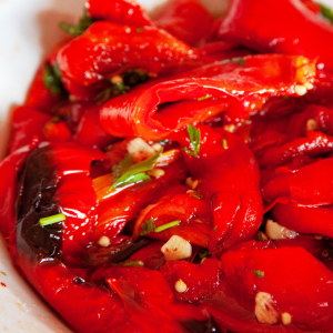 Tiras de pimientos rojos asados con aceite y ajo