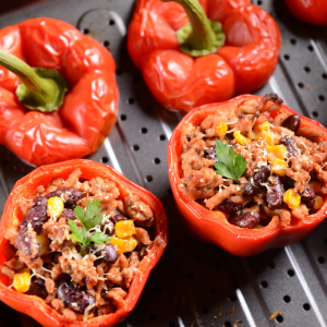 Pimientos californio rojos rellenos de carne y verduras recién horneados