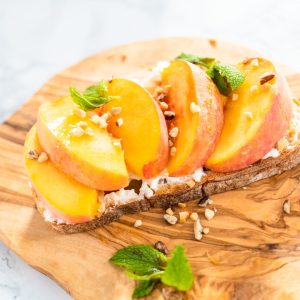 Tosta de melocotón Escola con queso y frutos secos