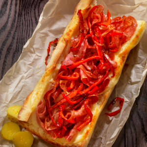 Tosta con tiras de pimiento rojo asado y jamón sobre pan crujiente