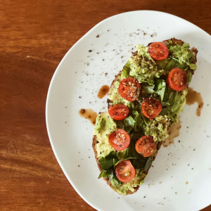 Tosta saludable con aguacate, espinacas frescas y tomates cherry pera
