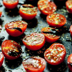 Tomates cherry pera al horno con especias y ajos