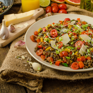 Ensalada de lentejas con tomates cherry pera y verduras frescas