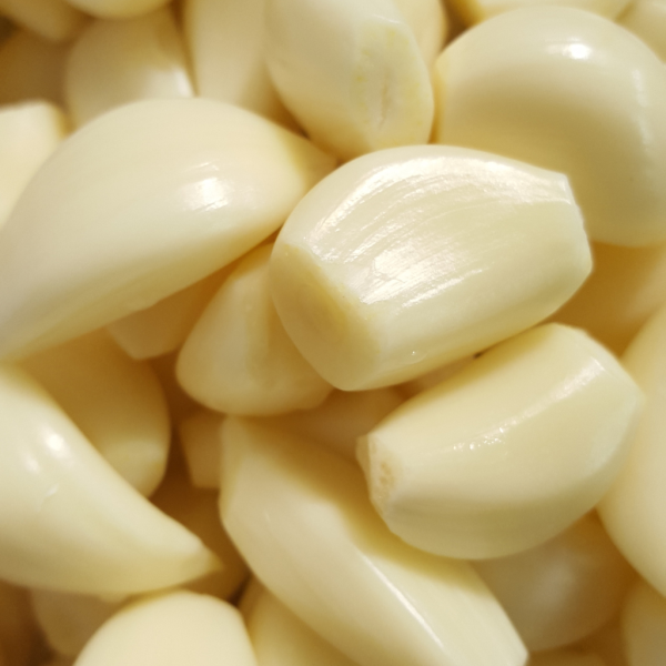 Primer plano de ajo pelado fresco y de máxima calidad