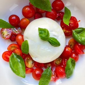 Ensalada caprese con tomates cherry pera y mozarella fresca