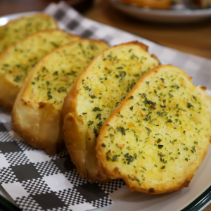 Pan de ajo casero con mantequilla y perejil