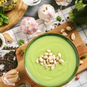 Crema de verduras con ajo y piñones