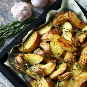 Patatas al horno con ajo y romero