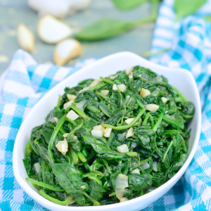 Espinacas salteadas con ajo fresco violeta