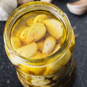 Ajo pelado fresco confitado lentamente en aceite de oliva