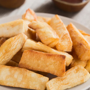Yuca frita en bastones crujientes