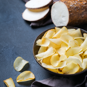 chips de yuca crujientes servidos en bol
