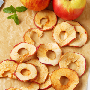 Chips de manzana Samboa junto a manzanas frescas