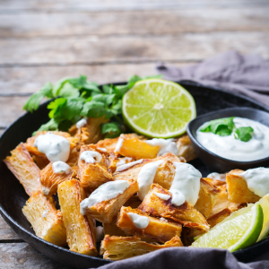 Yuca crujiente con salsa y limón