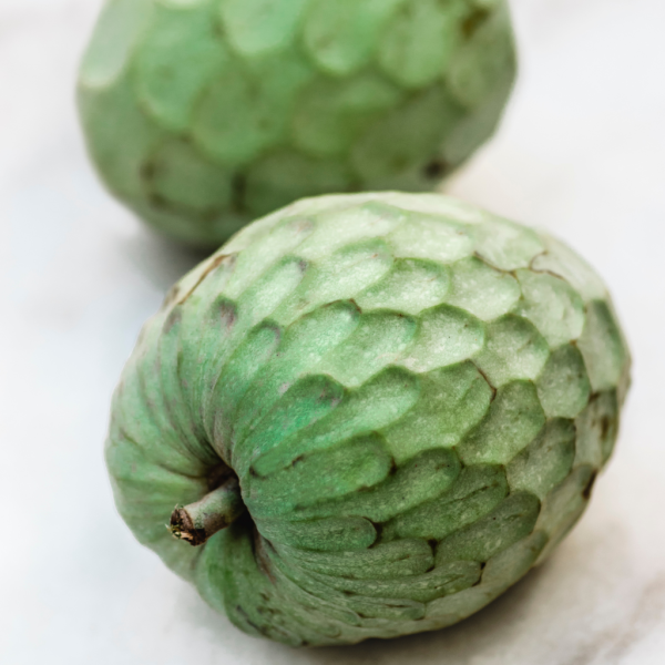 Chirimoya entera fresca con su piel verde