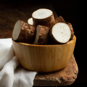 Trozos de yuca fresca en bol de madera
