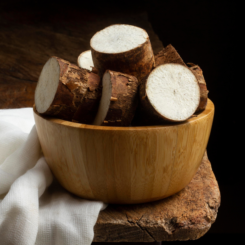 Trozos de yuca fresca en bol de madera