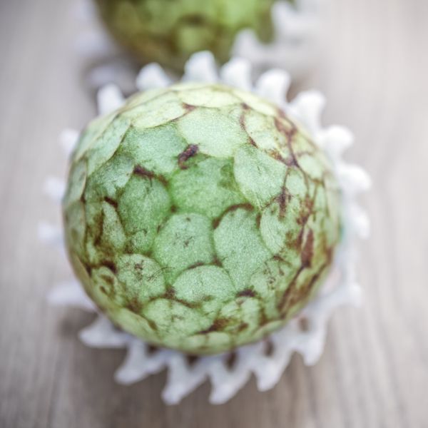 Chirimoya fresca entera con piel verde natural