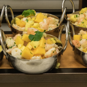 Ceviche fresco con chirimoya, mango y langostinos.