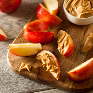 Rodajas de manzana Samboa con crema de cacahuete