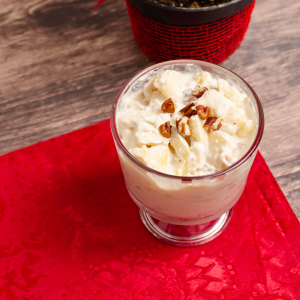 Ensalada de chirimoya con yogur y nueces